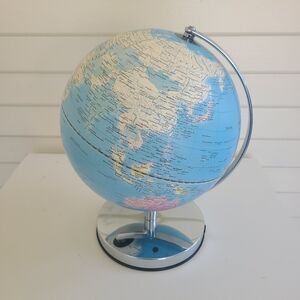 Wild & wolf light up Globe